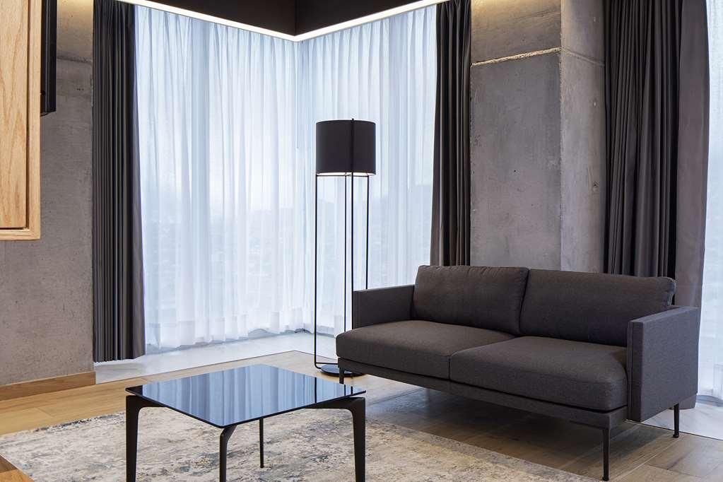 Готель Galeria Plaza Монтеррей Номер фото A floor lamp