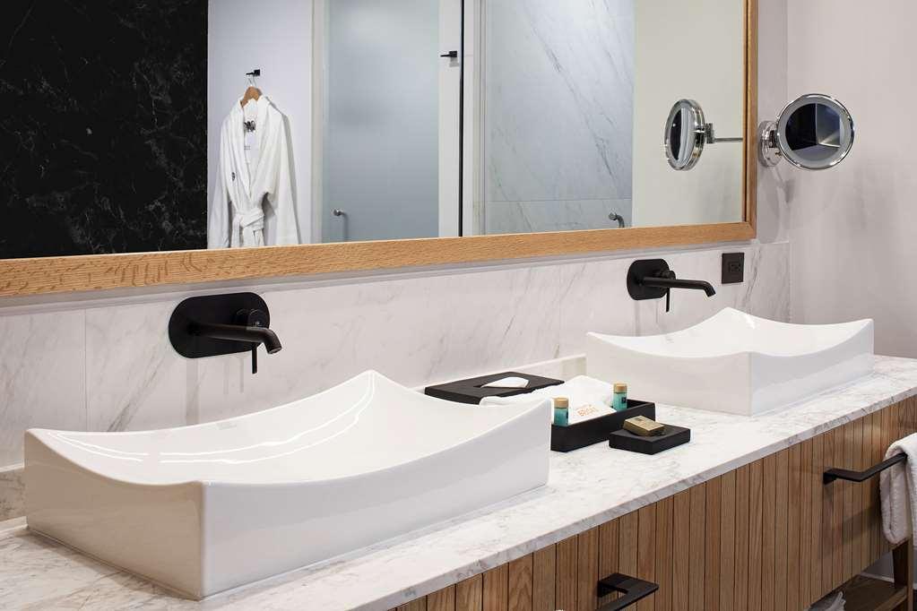 Готель Galeria Plaza Монтеррей Екстер'єр фото Bathroom