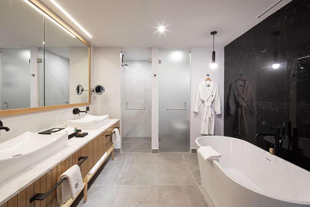 Готель Galeria Plaza Монтеррей Екстер'єр фото Bathroom