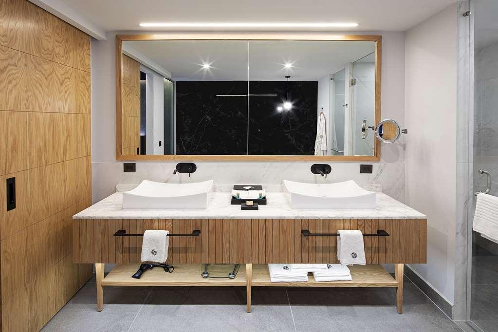 Готель Galeria Plaza Монтеррей Екстер'єр фото Bathroom