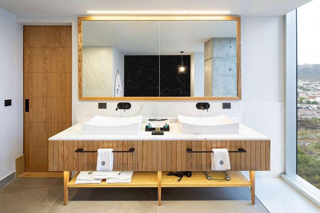 Готель Galeria Plaza Монтеррей Екстер'єр фото Bathroom