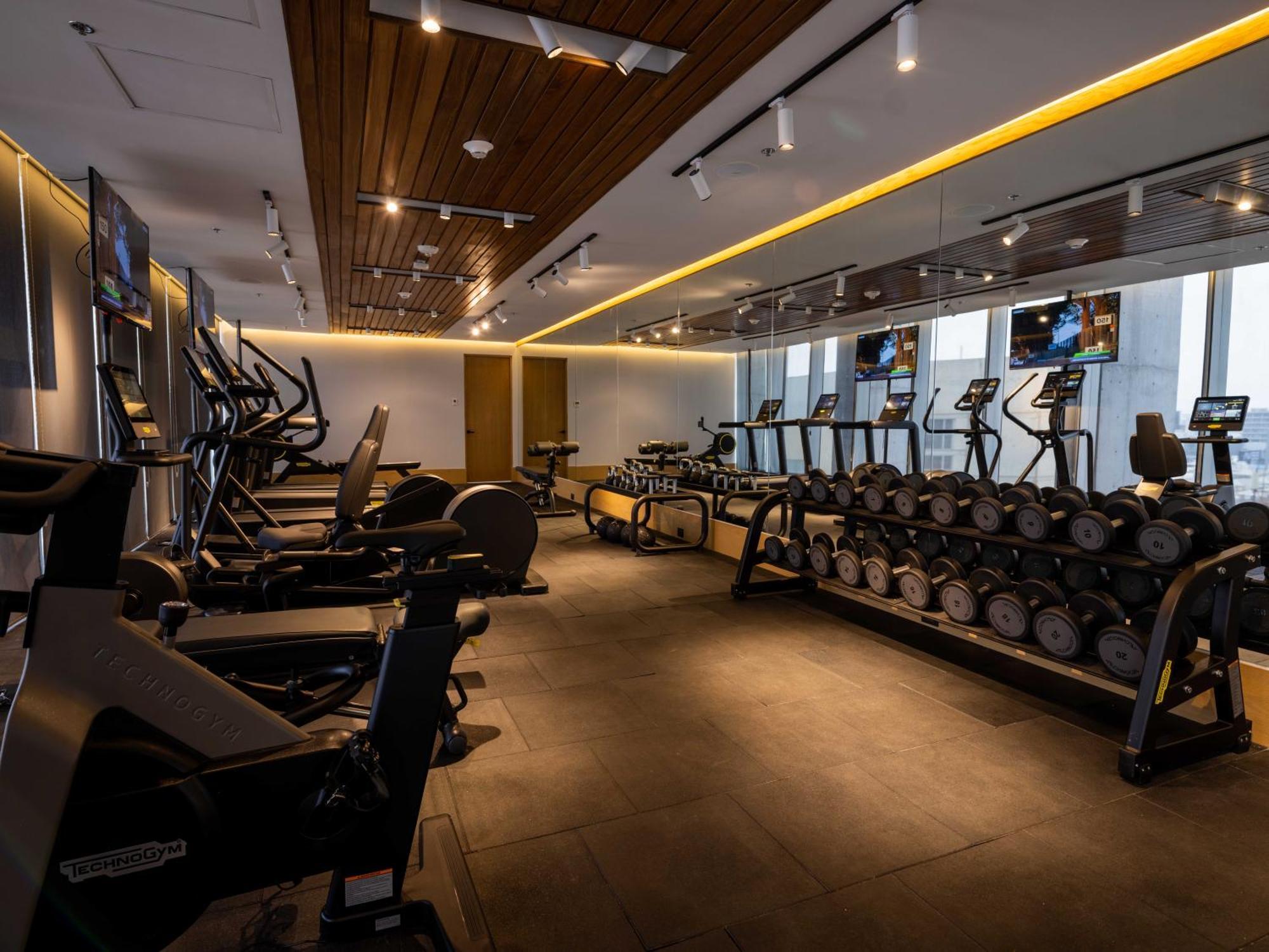 Готель Galeria Plaza Монтеррей Екстер'єр фото The gym at the 1018