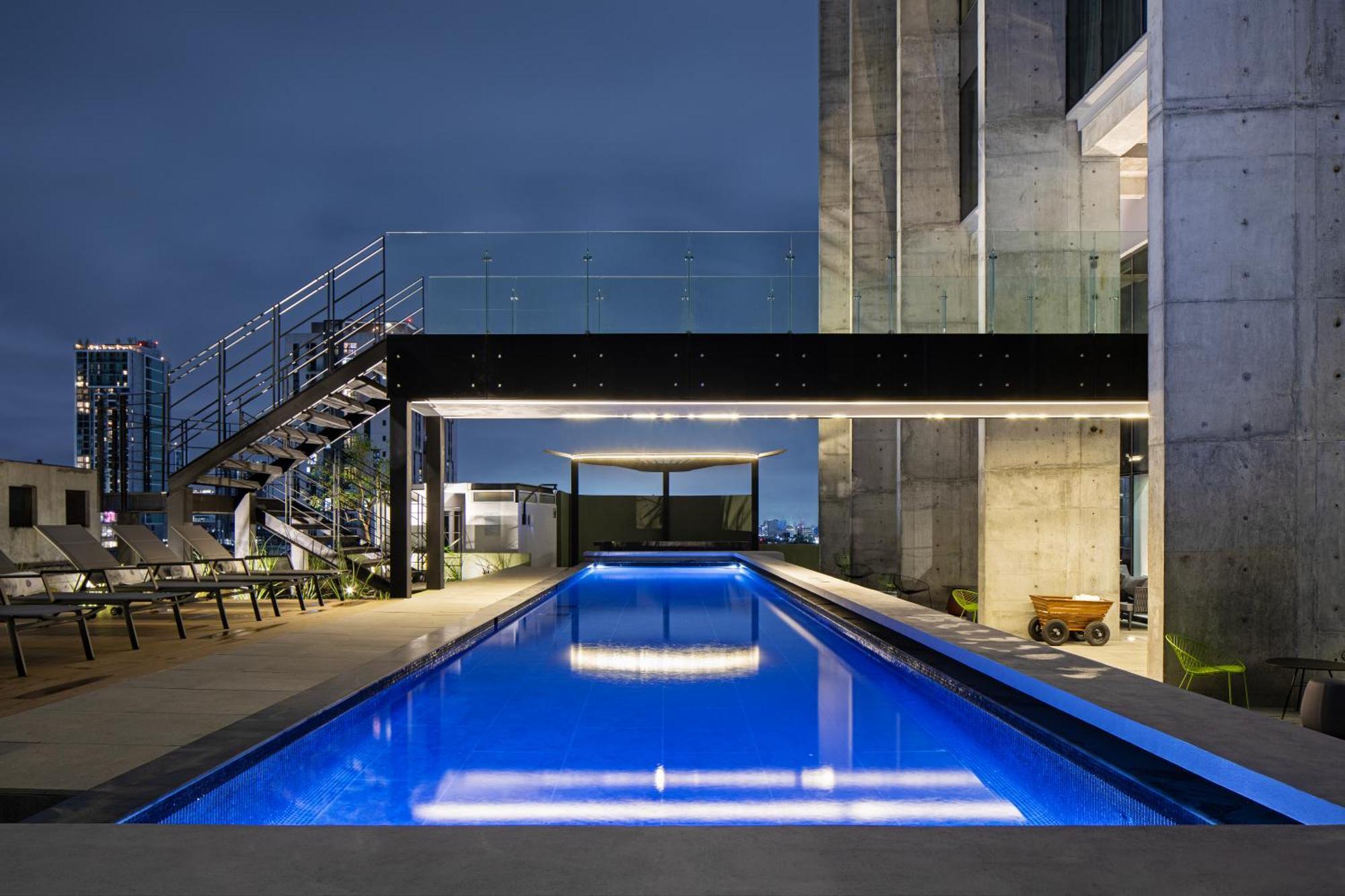 Готель Galeria Plaza Монтеррей Екстер'єр фото The pool at the rooftop of the building