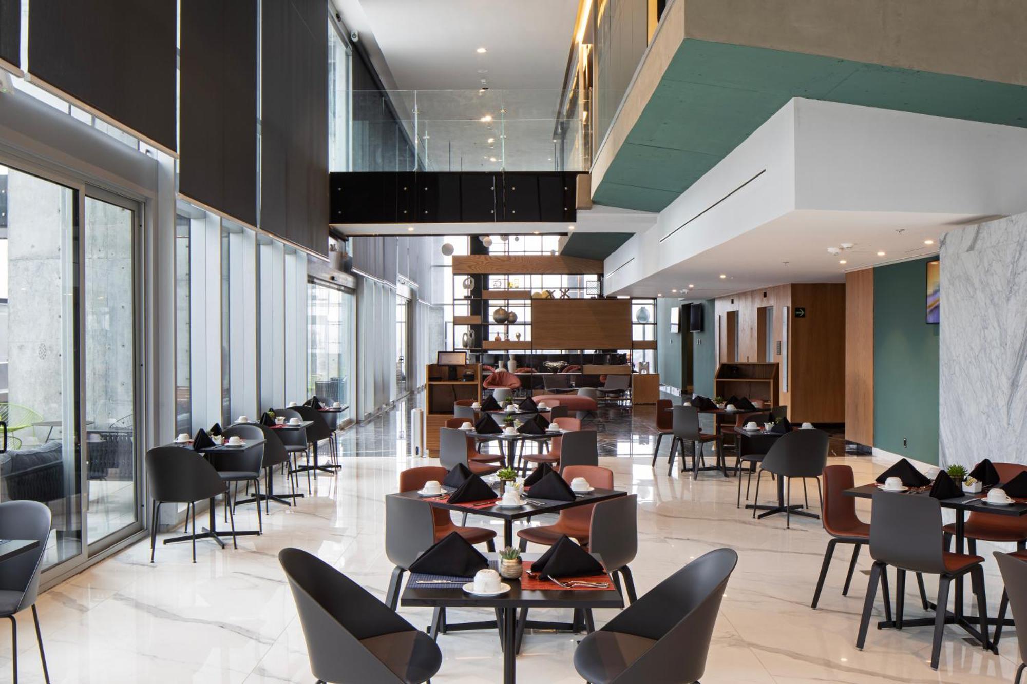 Готель Galeria Plaza Монтеррей Екстер'єр фото The lounge at the airport